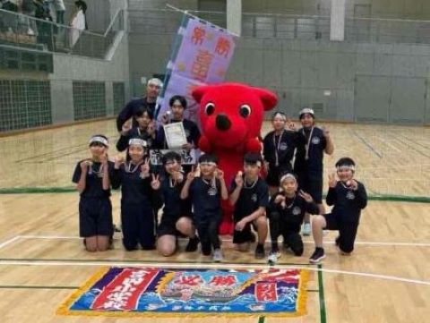 ドッジボールで優勝した匝瑳市立吉田小学校の児童とチーバくんの記念撮影