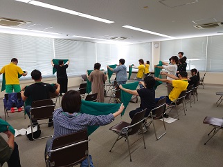 三角巾の折り方を学ぶ様子