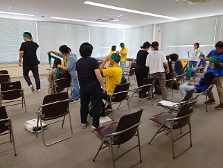 三角巾の止血方法を実践する様子