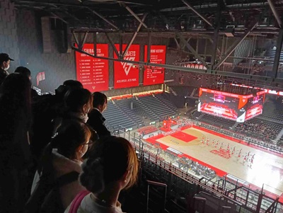 会場内の見学の様子