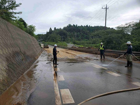 千葉県建設業協会の作業員による路面清掃（路面の泥の洗い流し）の様子
