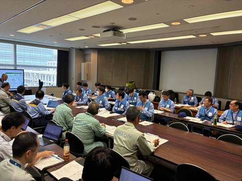 緊急災害対策派遣隊（TEC-FORCE（テックフォース））と県土災害対策本部関係者との会議の様子