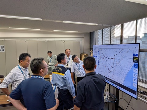 県土災害対策本部で被害地域を関係者がモニターで確認する様子