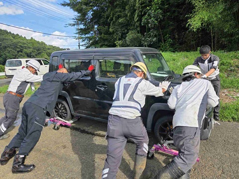 千葉県建設業協会の複数の作業員が放置車両を移動させている様子