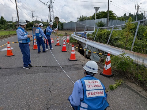 緊急災害対策派遣隊（TEC-FORCE（テックフォース））による現場調査（道路の危険箇所）の様子