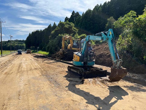 千葉県建設業協会が重機を用いて道路の土砂を撤去している様子