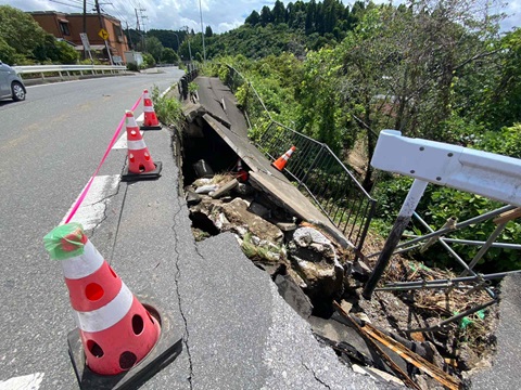 パトロールで確認した路面が崩落している現場の様子1