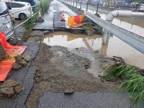 パトロールで確認した雨水により道路が崩れている現場の様子