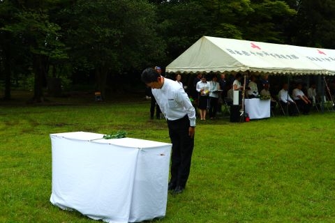 献花する熊谷知事