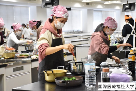 授業を受ける留学生