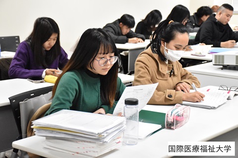 授業を受ける留学生