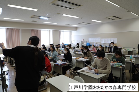 授業を受ける留学生