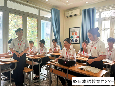 授業を受ける留学生