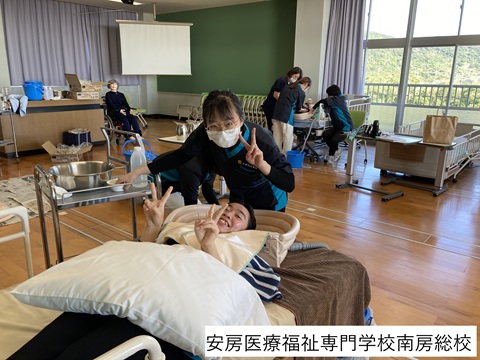 授業を受ける留学生
