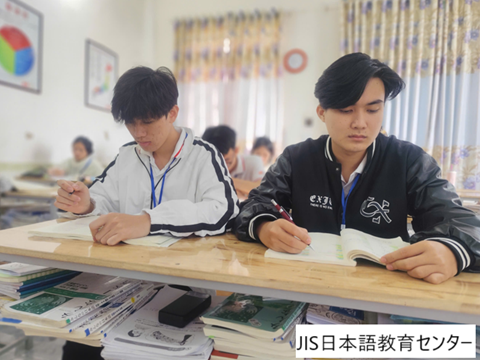 授業を受ける留学生