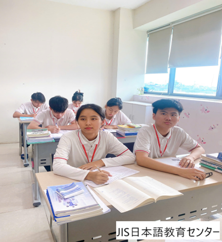 授業を受ける留学生