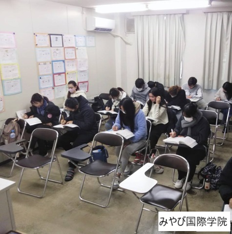 授業を受ける留学生