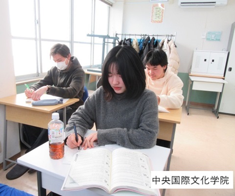 授業を受ける留学生