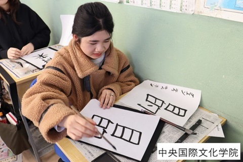 授業を受ける留学生