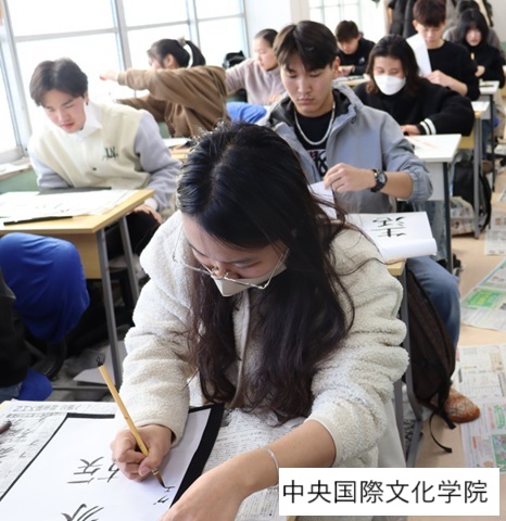 授業を受ける留学生