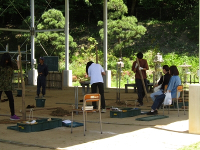 垣根の支柱を立てている様子