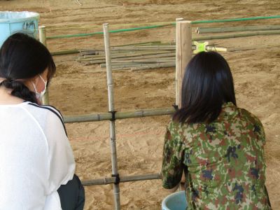 作業のアドバイスをしている様子