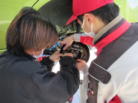 ブレーキの取り外し作業