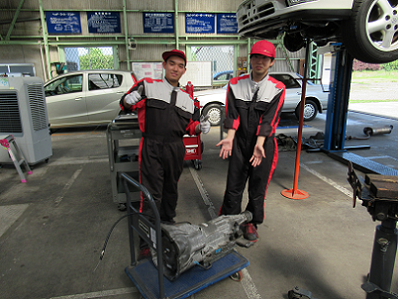 車両からのトランスミッション脱着