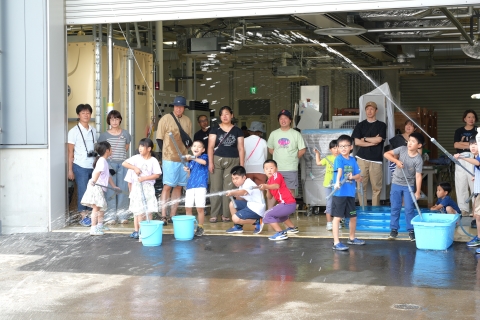 自作の水鉄砲が良く飛ぶ様子