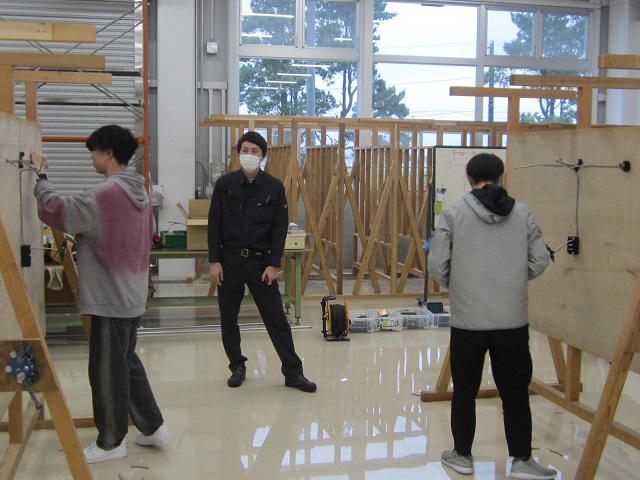 ケーブルの敷設作業