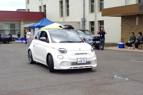 カッコかわいい電気自動車