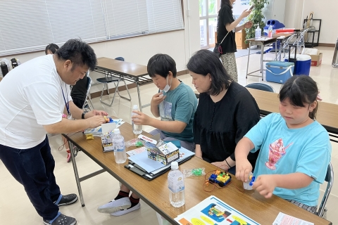 うまく出来ているかチェックしてもらっている