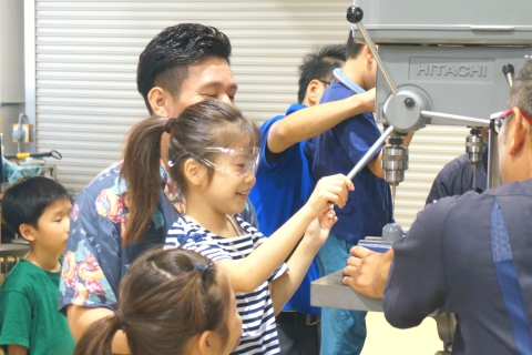 夏休みものづくり体験2025穴あけの様子