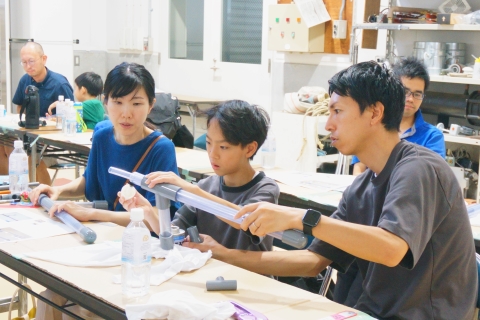 親子で真剣に製作中