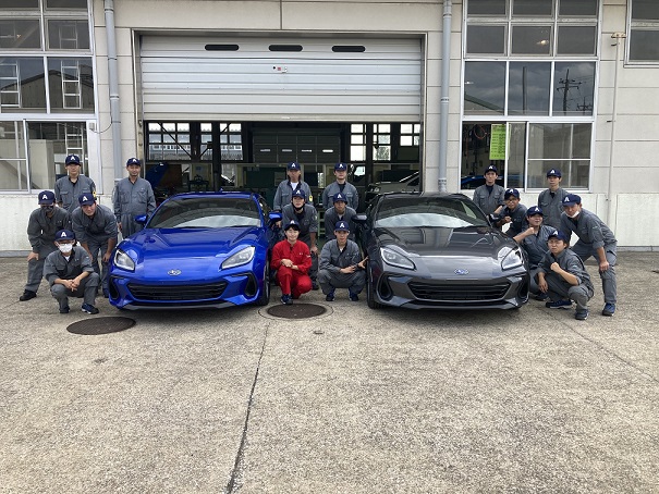 訓練生と実習車の集合写真