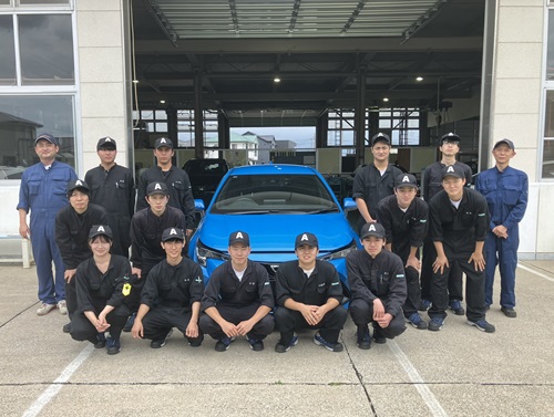 自動車整備科指導員と訓練生の集合写真