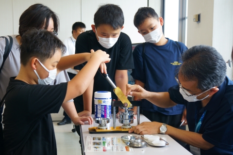 缶バッチを作る三つ子