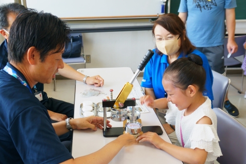 缶バッチができてうれしい様子の女の子
