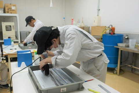 黒色磁粉による極間式探傷法