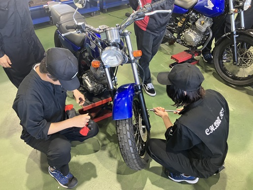 車両からフロントフォークの取り外し