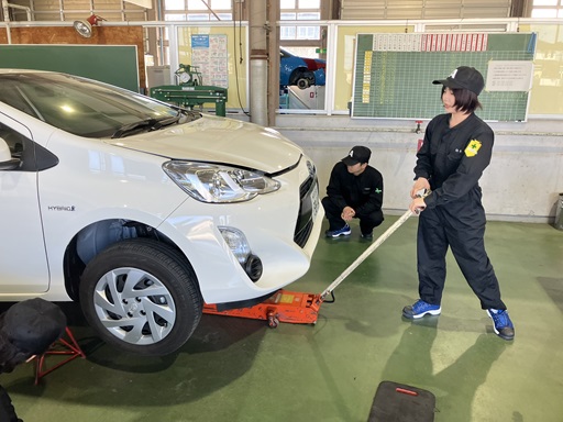 車両のジャッキアップ作業