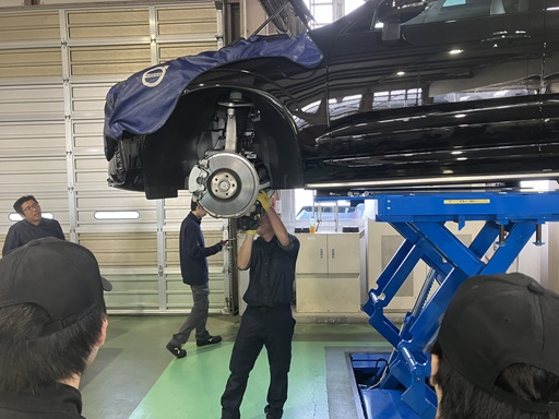 下回りの点検作業