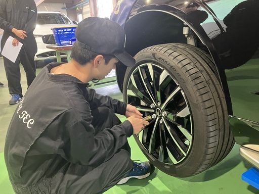 タイヤの脱着作業体験