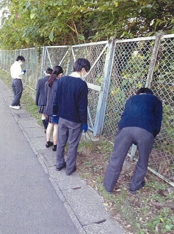 松戸向陽高等学校周辺のゴミ拾いをしている写真
