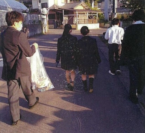 松戸向陽高等学校周辺のゴミ拾いをしている写真