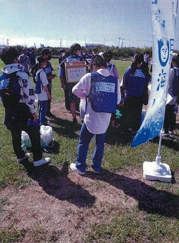 スポGOMI甲子園千葉県大会でゴミ拾いしている写真