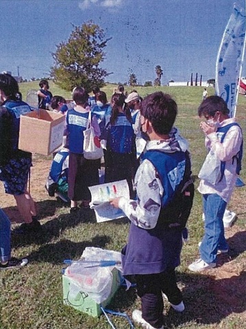 スポGOMI甲子園千葉県大会でゴミ拾いしている写真