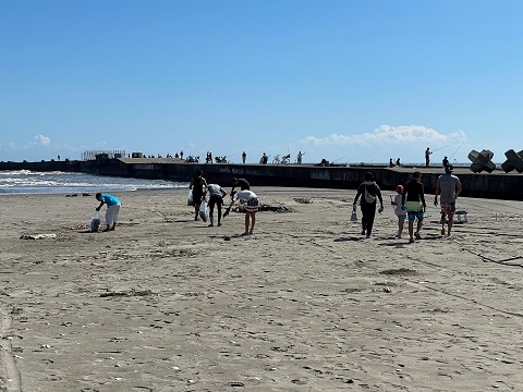 九十九里浜観光振興会のみなさんが砂浜のゴミ拾いをしている写真