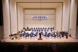 習志野高等学校吹奏学部によるコンサートでの演奏写真