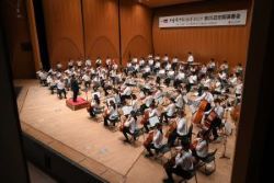少年少女オーケストラによるコンサートの写真